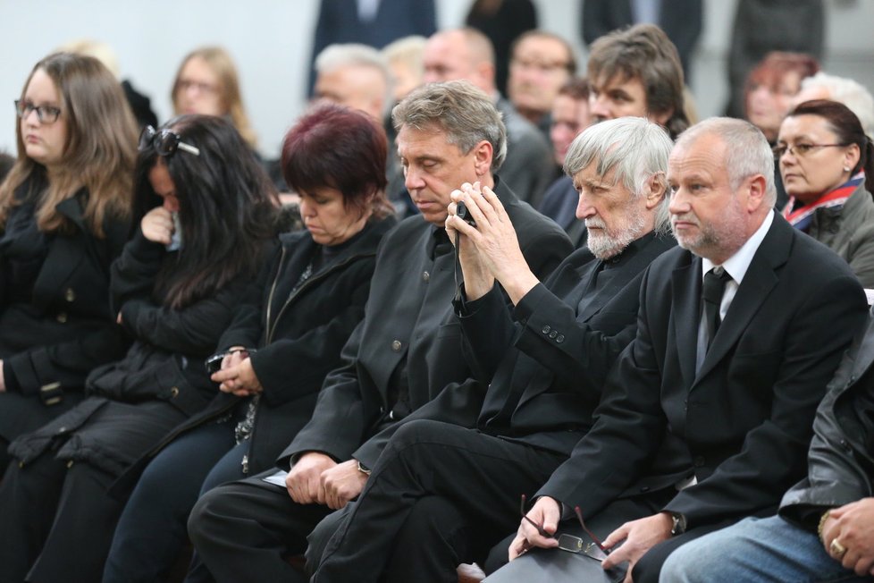 Režisér Juraj Jakubisko si natáčí na pohřbu Jiřího Krytináře.