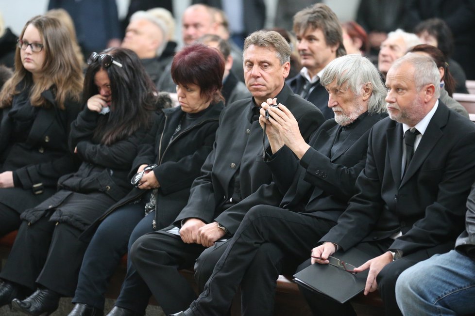 Režisér Juraj Jakubisko si natáčí na pohřbu Jiřího Krytináře.