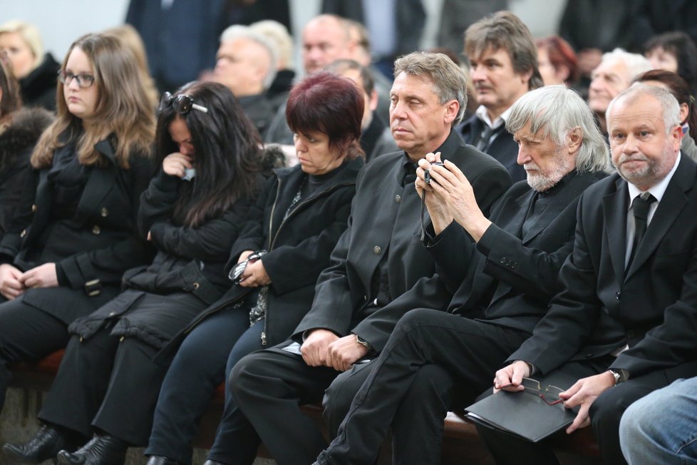 Režisér Juraj Jakubisko si natáčí na pohřbu Jiřího Krytináře.