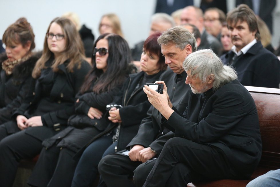 Režisér Juraj Jakubisko si natáčí na pohřbu Jiřího Krytináře.