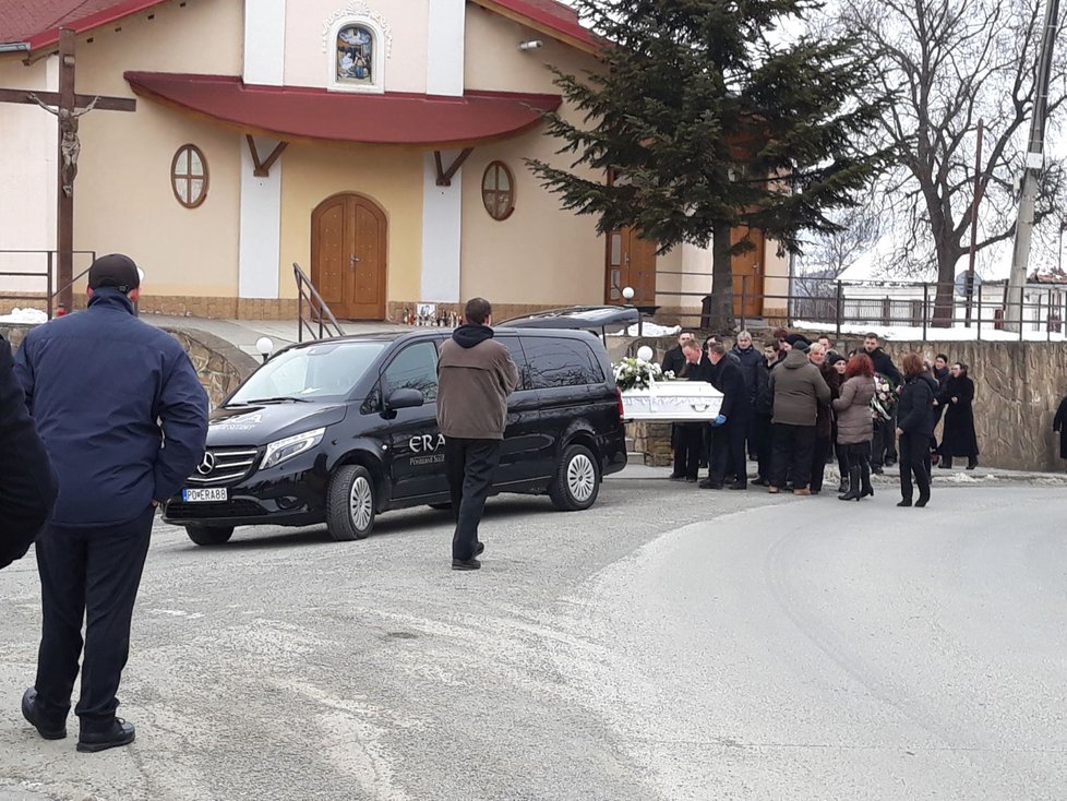 Martinku pohřbili v bílé rakvi.