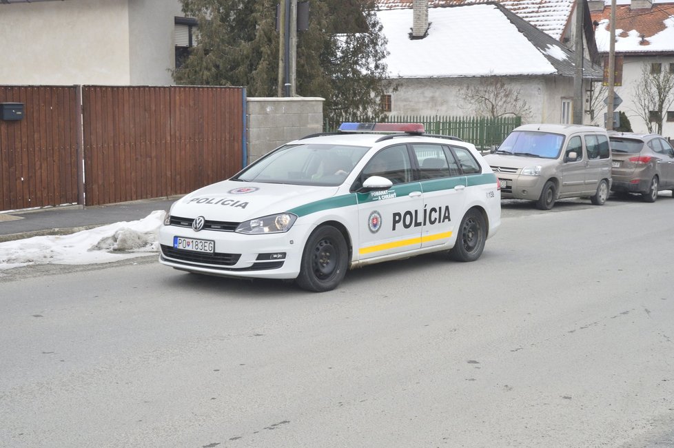 V Gregorovcích byla během pohřbu přítomna i policie.