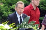 Pohublý, s propadlými tvářemi přišel Václav Havel na pohřeb Ladislava Smoljaka