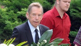 Pohublý, s propadlými tvářemi přišel Václav Havel na pohřeb Ladislava Smoljaka