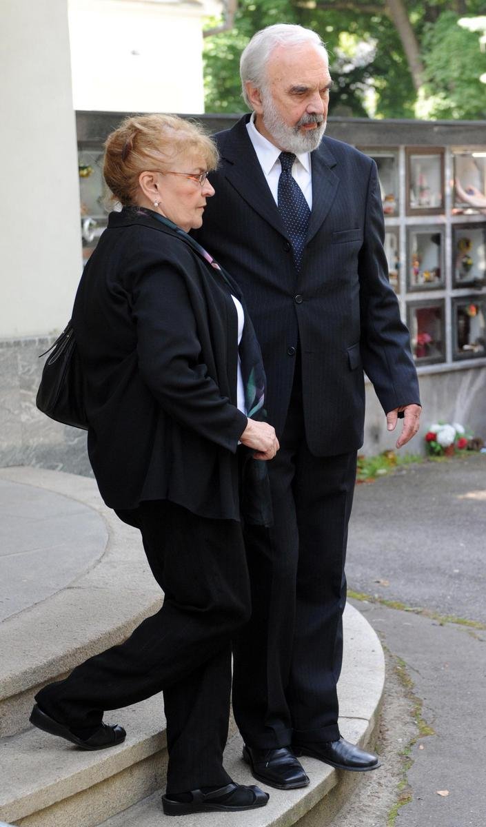 Na pohřbu samozřejmě nesměl chybět Smoljakův dlouholetý kamarád a kolega Zdeněk Svěrák s manželkou Boženou.