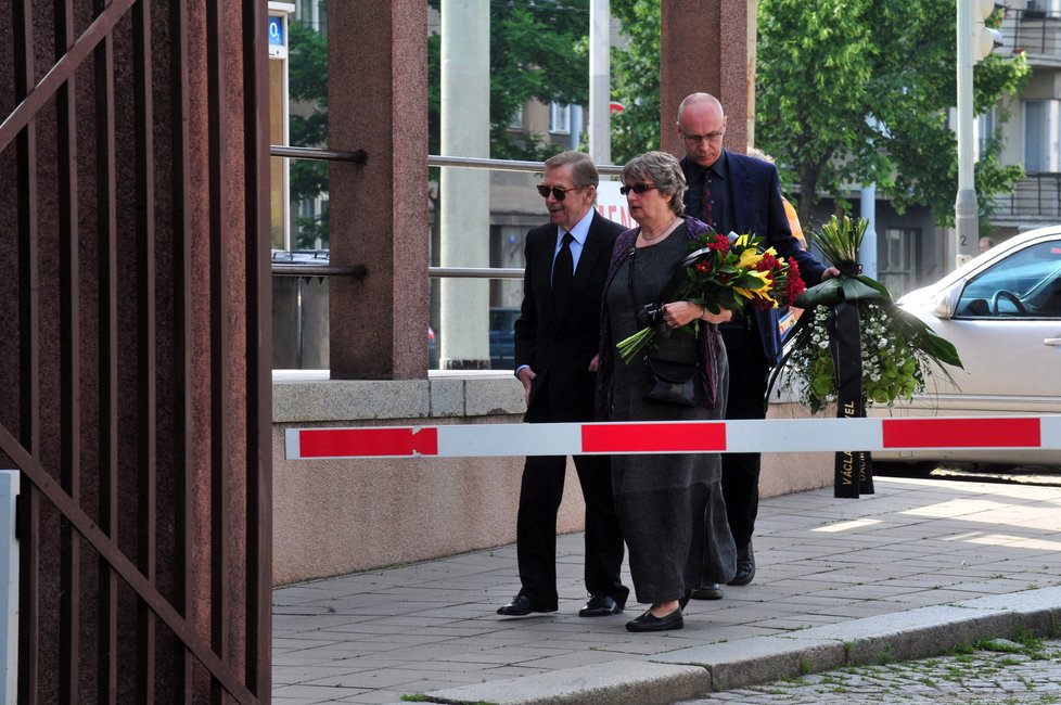 Na pohřeb přišel Václav Havel bez manželky.