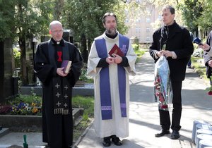 V Praze 7 uložili ostatky 11 osamělých zemřelých. Mezi nimi i známého bezdomovce, kterému se přezdívalo Letenský George.