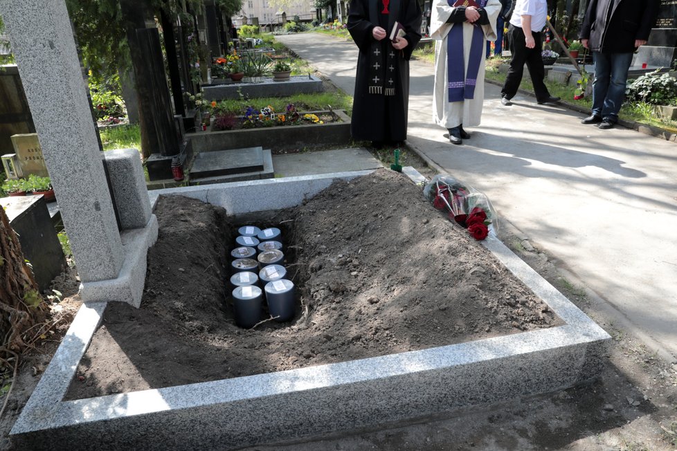 V Praze 7 uložili ostatky 11 osamělých zemřelých. Mezi nimi i známého bezdomovce, kterému se přezdívalo Letenský George.