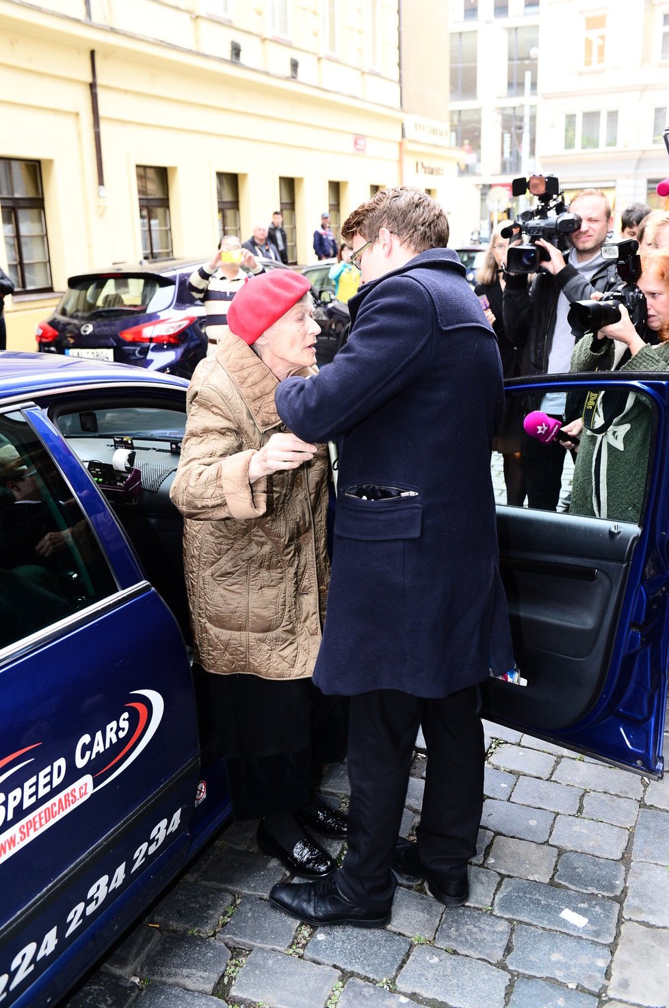 Ljuba Skořepová přijela na pohřeb taxíkem. Z vozu jí museli pomáhat.
