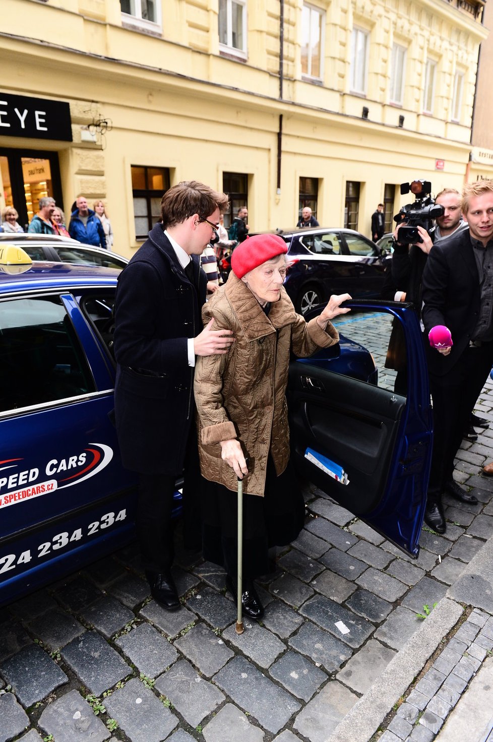 Luba Skořepová přijela na pohřeb taxíkem. Z vozu jí museli pomáhat.