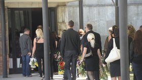 Smuteční hosté přicházejí do obřadní síně na pohřeb těhotné Lucie