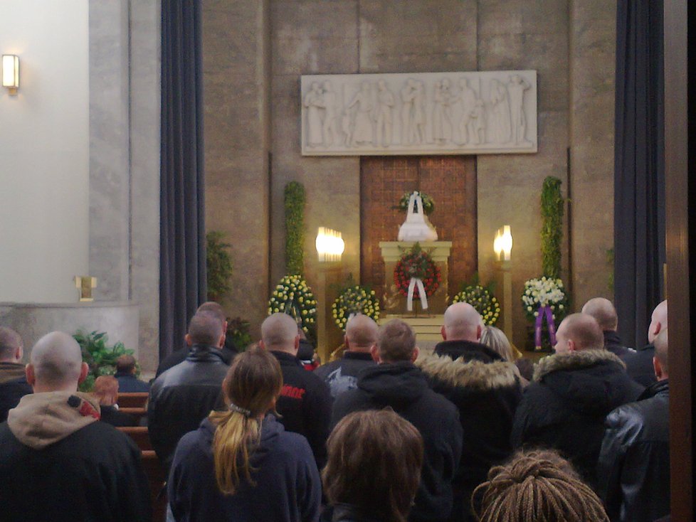 Na pohřbu Martina K. v pražských Strašnicích se sešlo asi 200 lidí.