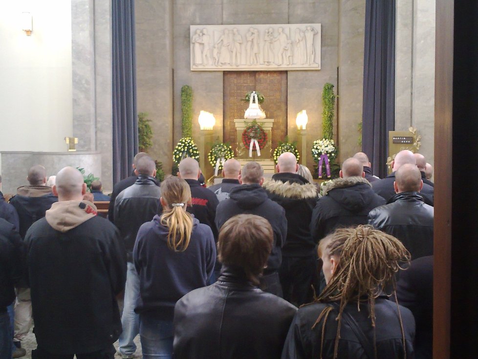 Na pohřbu Martina K. v pražských Strašnicích se sešlo asi 200 lidí.