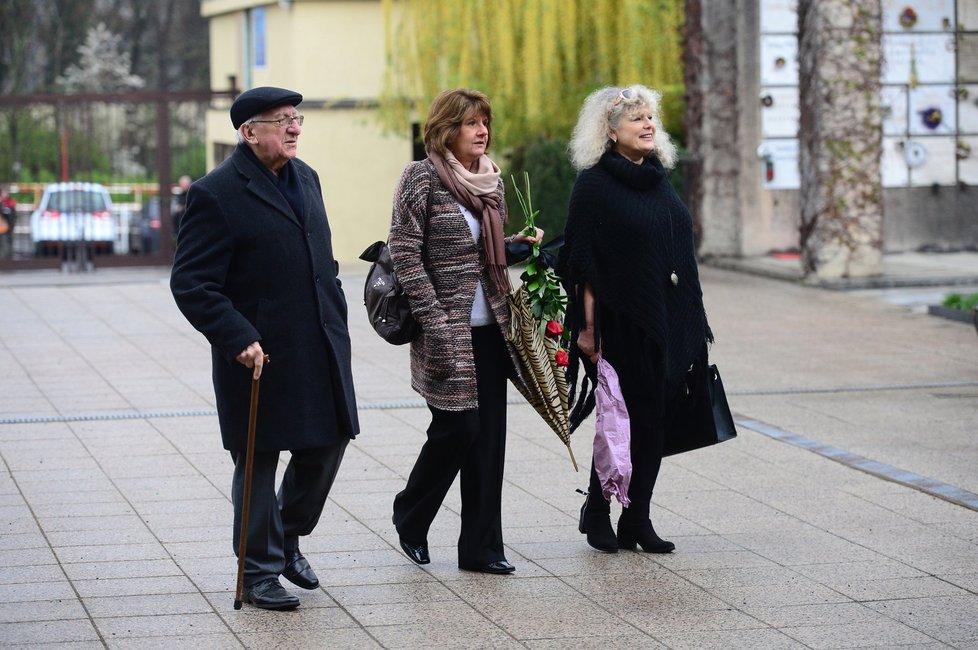 Na pohřeb dorazil také herec Gustav Opustil.