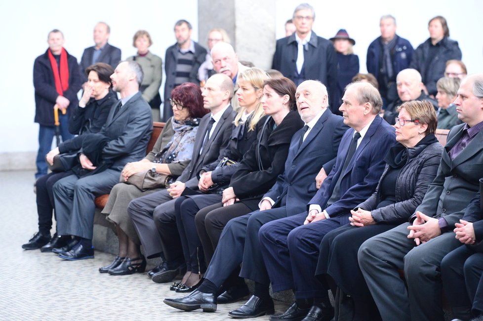 Pozůstalí v první řadě na pohřbu Mileny Polákové