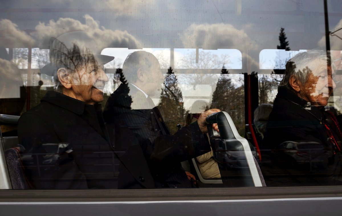 Jakeš odjel domů z pohřbu tramvají.