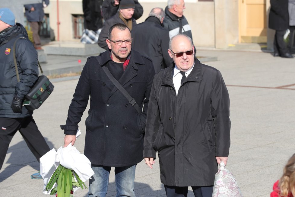 Ve strašnickém krematoriu se v sobotu 24.2. rodina a přátelé loučili s někdejším vlivným členem sociální demokracie Miroslavem Šloufem.