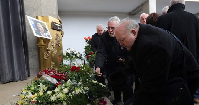 Lavice jsou ve velkém sále plně obsazené, rodina dorazila do sálu až na úplný začátek obřadu