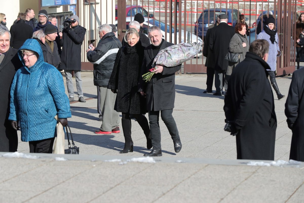 Ve strašnickém krematoriu se v sobotu 24.2. rodina a přátelé loučili s někdejším vlivným členem sociální demokracie Miroslavem Šloufem. 