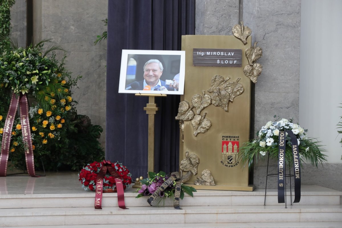 Pietního obřadu se zúčastnili i někteří bývalí představitelé ČSSD. Mezi smutečními hosty byl například někdejší ministr zahraničí Jan Kavan, bývalý senátor Vladimír Dryml nebo bývalí poslanci Karel Šplíchal a Jana Volfová