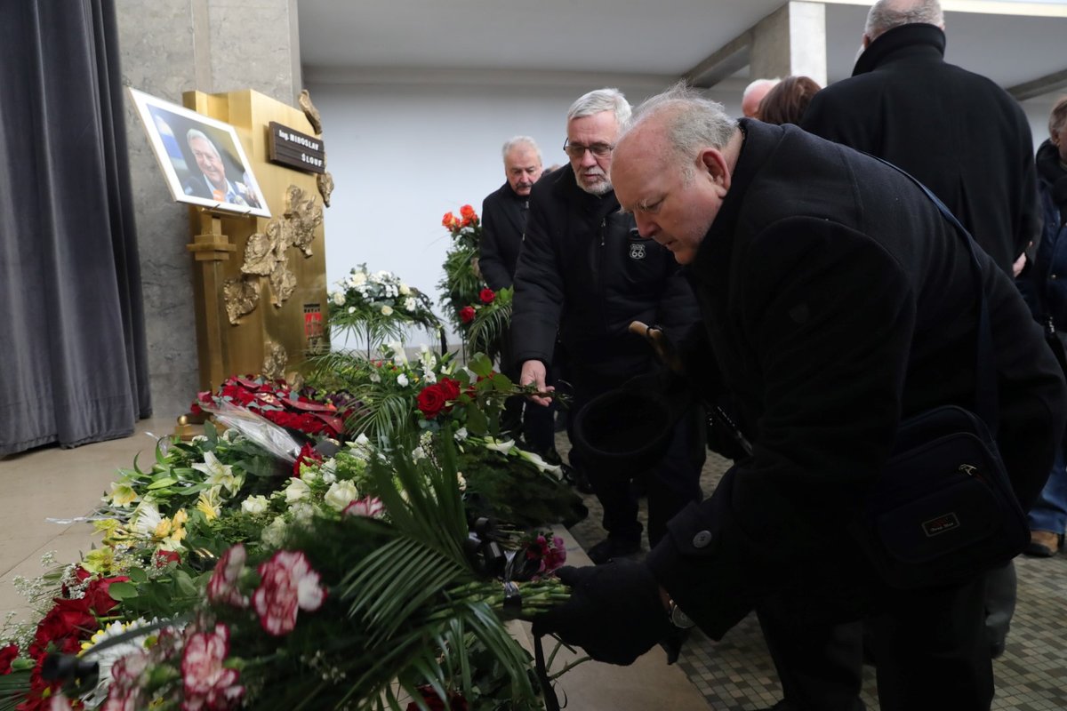 Pietního obřadu se zúčastnili i někteří bývalí představitelé ČSSD. Mezi smutečními hosty byl například někdejší ministr zahraničí Jan Kavan, bývalý senátor Vladimír Dryml nebo bývalí poslanci Karel Šplíchal a Jana Volfová