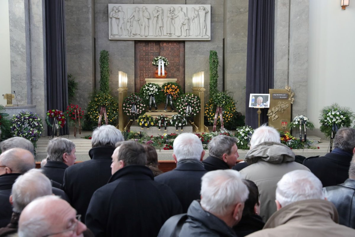 Rozloučit se přišlo několik desítek lidí, lavice byly plně obsazené