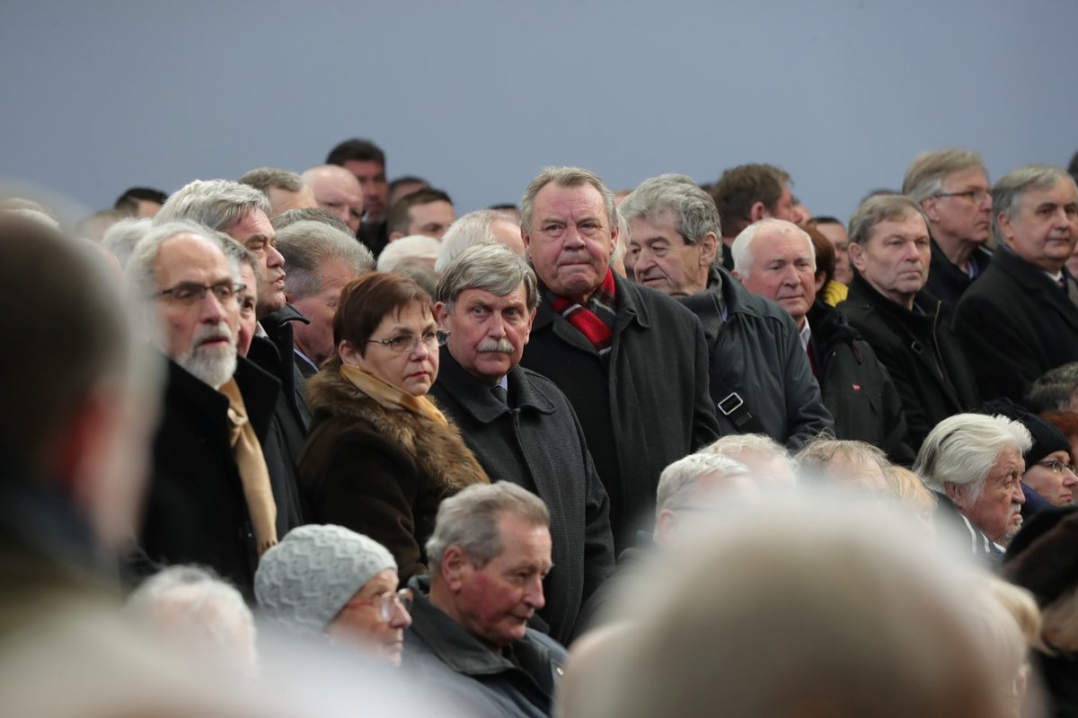 Rozloučit se přišlo několik desítek lidí, lavice byly plně obsazené