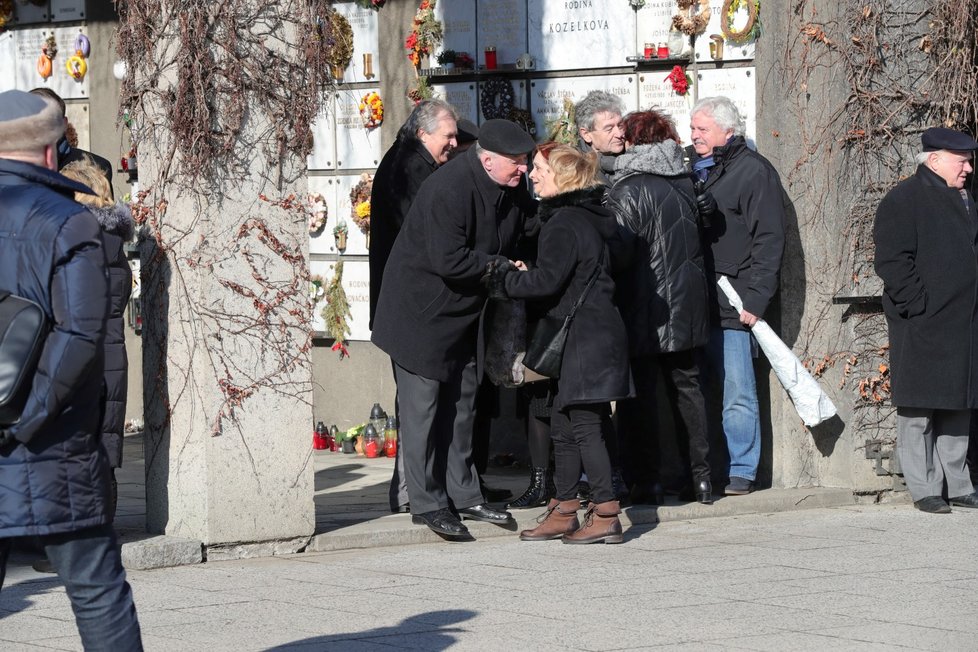 Ve strašnickém krematoriu se v sobotu 24.2. rodina a přátelé loučili s někdejším vlivným členem sociální demokracie Miroslavem Šloufem.