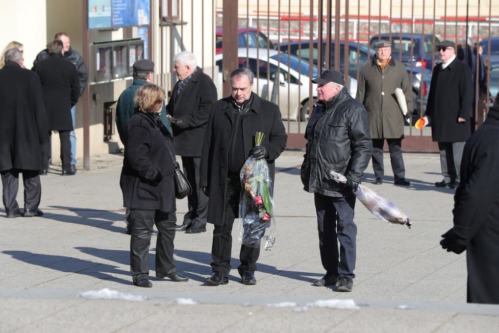 Ve strašnickém krematoriu se v sobotu 24.2. rodina a přátelé loučili s někdejším vlivným členem sociální demokracie Miroslavem Šloufem. 