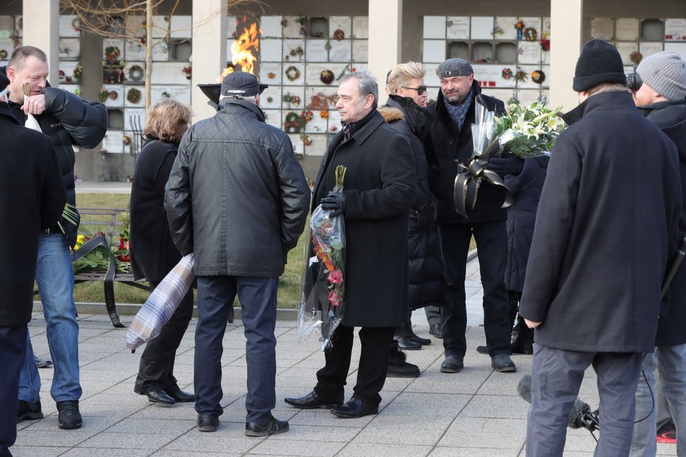 Ve strašnickém krematoriu se v sobotu 24.2. rodina a přátelé loučili s někdejším vlivným členem sociální demokracie Miroslavem Šloufem.