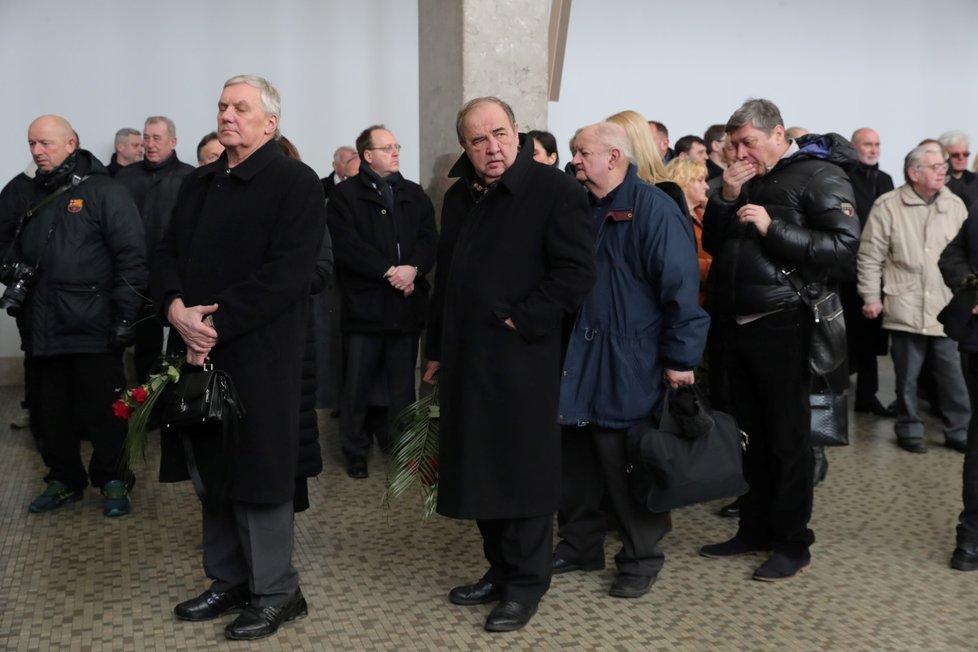 Lavice jsou ve velkém sále plně obsazené, rodina dorazila do sálu až na úplný začátek obřadu