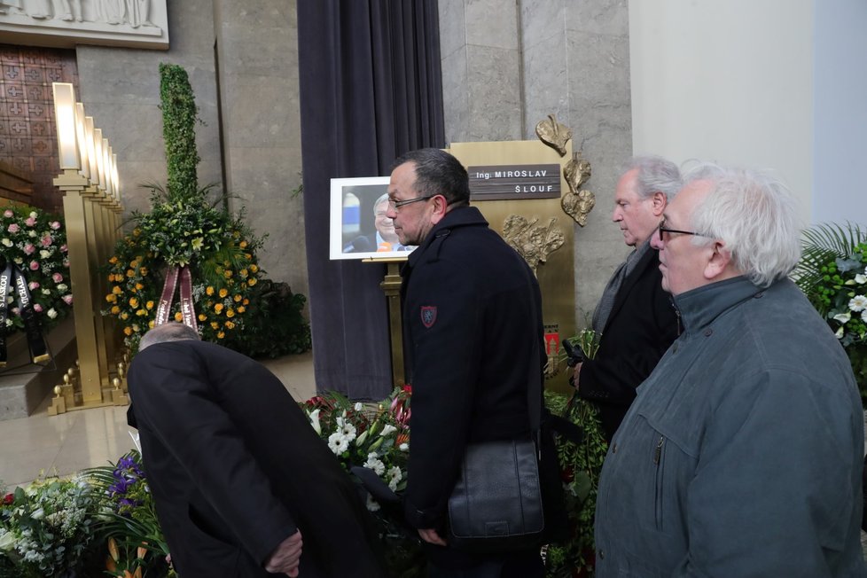 Lavice byly ve velkém sále plně obsazené, rodina dorazila do sálu až na úplný začátek obřadu