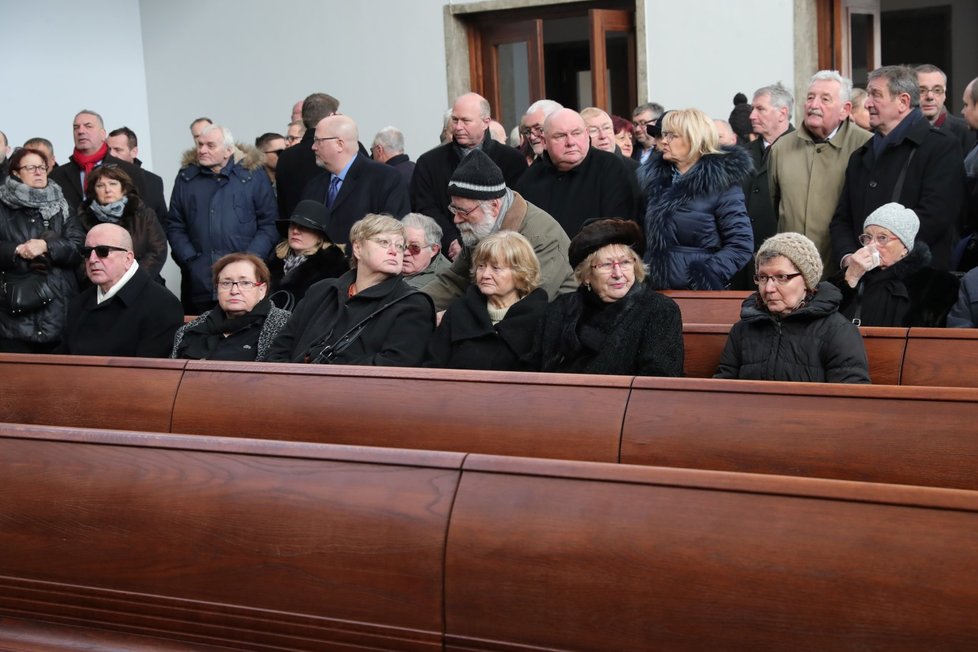 Pietní obřad se konal ve Strašnickém krematoriu. S Miroslavem Šloufem se přišlo rozloučit několik desítek lidí, mezi nimi byli i bývalí představitelé ČSSD