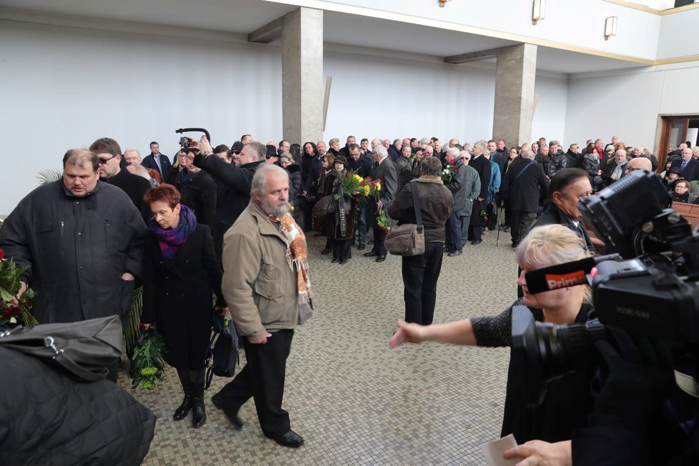 Lavice jsou ve velkém sále plně obsazené, rodina dorazila do sálu až na úplný začátek obřadu