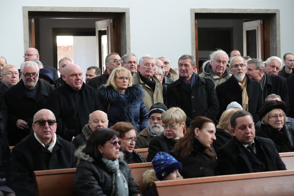 Lavice jsou ve velkém sále plně obsazené, rodina dorazila do sálu až na úplný začátek obřadu