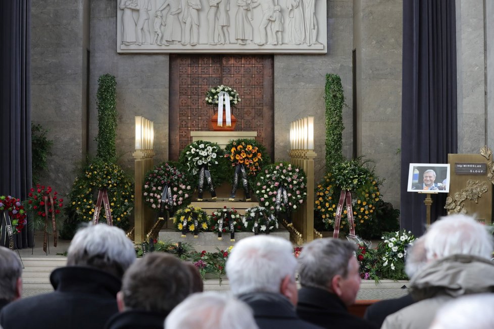 Lavice jsou ve velkém sále plně obsazené, rodina dorazila do sálu až na úplný začátek obřadu