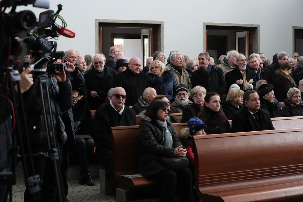 Pietní obřad se konal ve Strašnickém krematoriu. S Miroslavem Šloufem se přišlo rozloučit několik desítek lidí, mezi nimi byli i bývalí představitelé ČSSD
