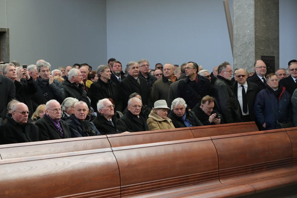 Lavice jsou ve velkém sále plně obsazené, rodina dorazila do sálu až na úplný začátek obřadu