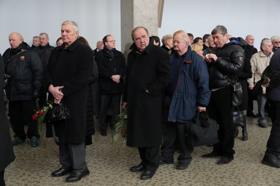 Lavice jsou ve velkém sále plně obsazené, rodina dorazila do sálu až na úplný začátek obřadu