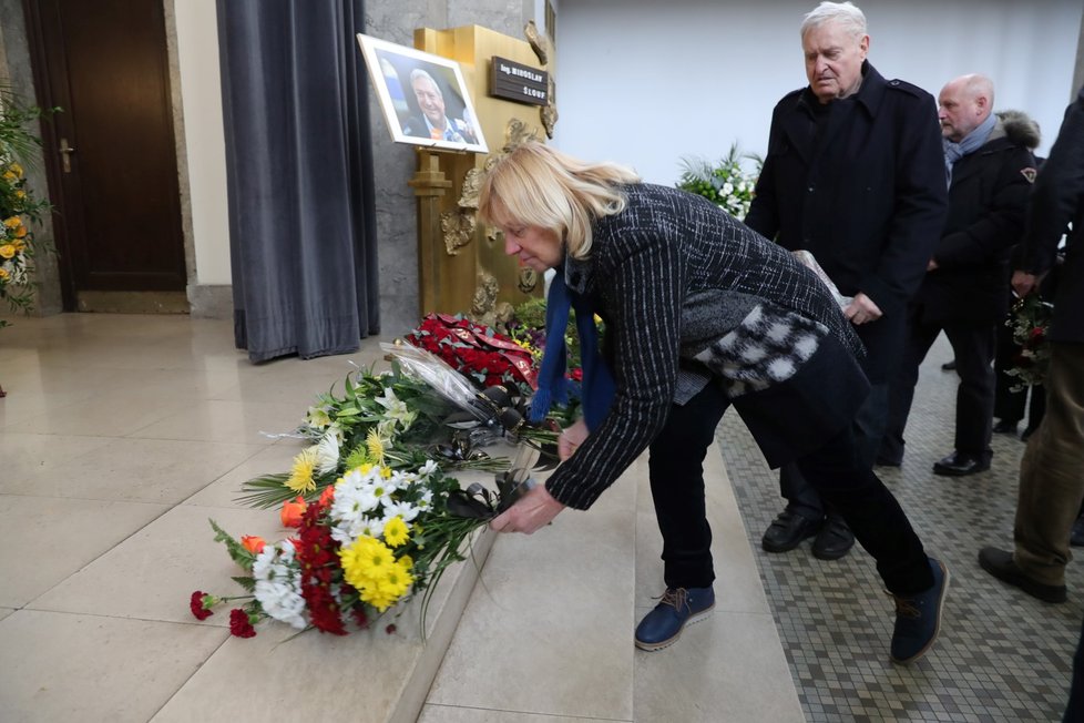 Lavice jsou ve velkém sále plně obsazené, rodina dorazila do sálu až na úplný začátek obřadu