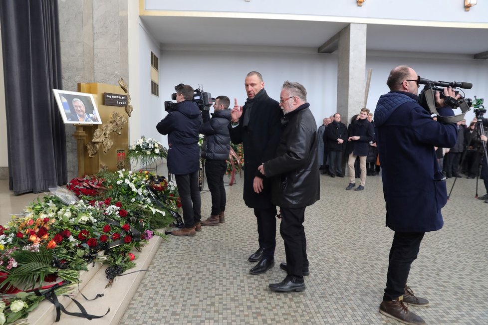 Pietního obřadu se zúčastnili i někteří bývalí představitelé ČSSD. Mezi smutečními hosty byl například někdejší ministr zahraničí Jan Kavan, bývalý senátor Vladimír Dryml nebo bývalí poslanci Karel Šplíchal a Jana Volfová