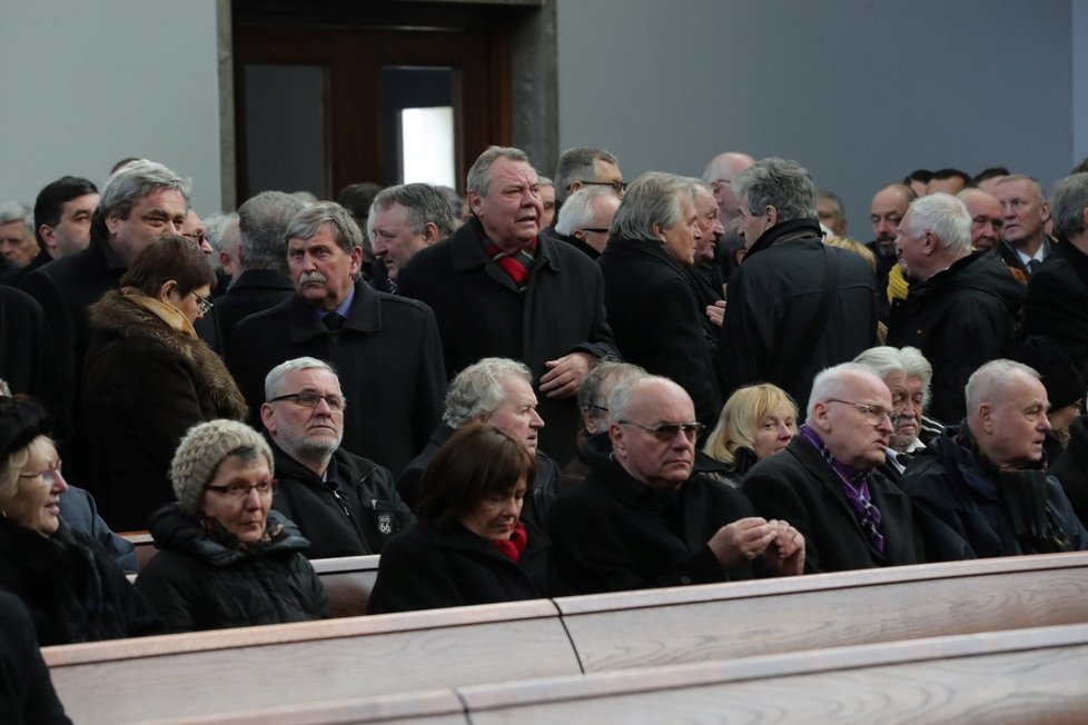 Rozloučit se přišlo několik desítek lidí, lavice byly plně obsazené