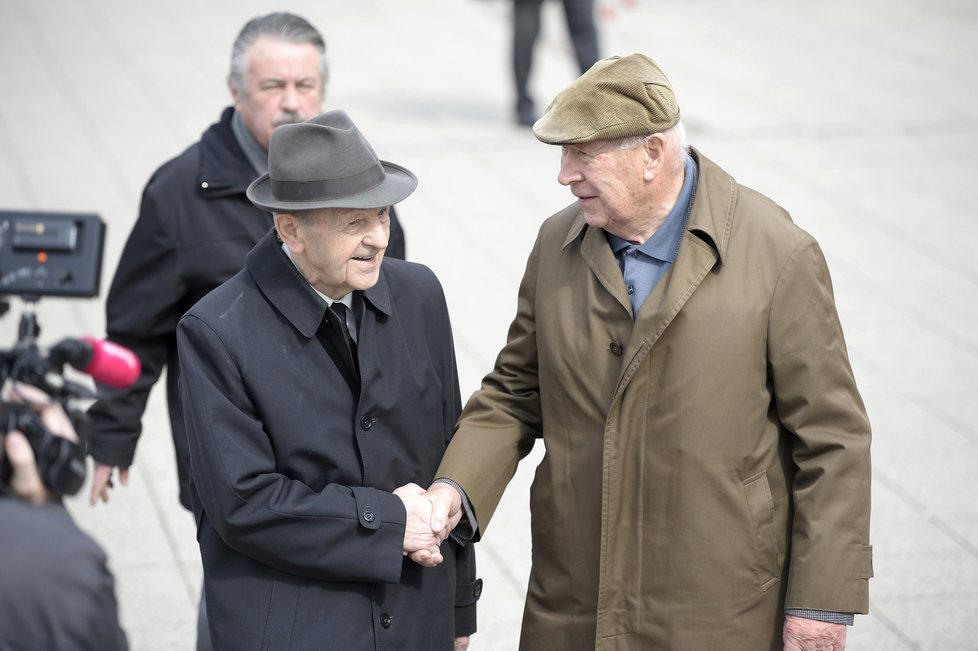 Zemřel Milouš Jakeš (†97), komunistický pohlavár se dožil úctyhodného věku.