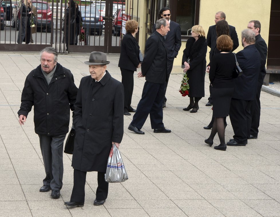 Pohřeb komunistického pohlavára Miroslava Štěpána v Praze-Strašnicích: Milouš Jakeš