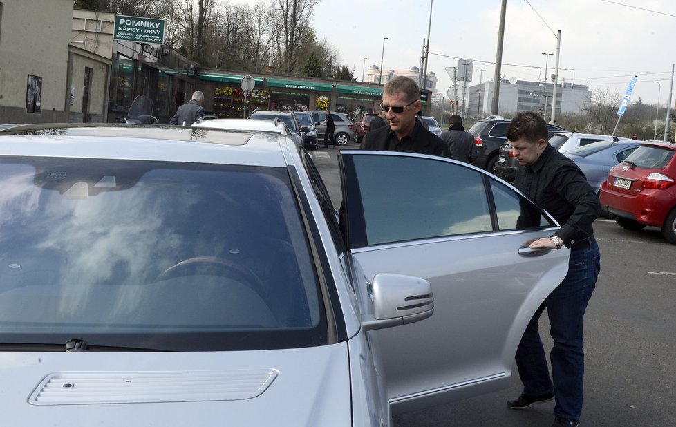 Kmotr Janoušek naskočil po pohřbu do stříbrného mercedesu