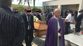 Obyvatelé Dražůvek se rozloučili s oblíbeným místostarostou Rudolfem Štosem (†57). Zavraždil ho jeden z místních občanů.