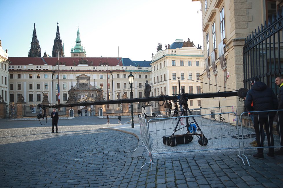 Od brzkého rána se před Pražským hradem připravují na přenosy televizní štáby.