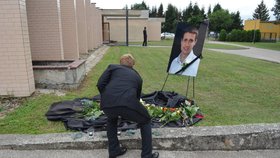 Lidé, kteří se nevšli do obřadní síně, mohli položit květiny pod fotografii Jakuba Kulíška venku
