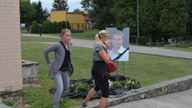 Lidé, kteří se nevešli do obřadní síně, mohli položit květiny pod fotografii Jakuba Kulíška venku