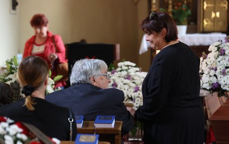 Jan Kačer se loučí se svou ženou Ninou Divíškovou